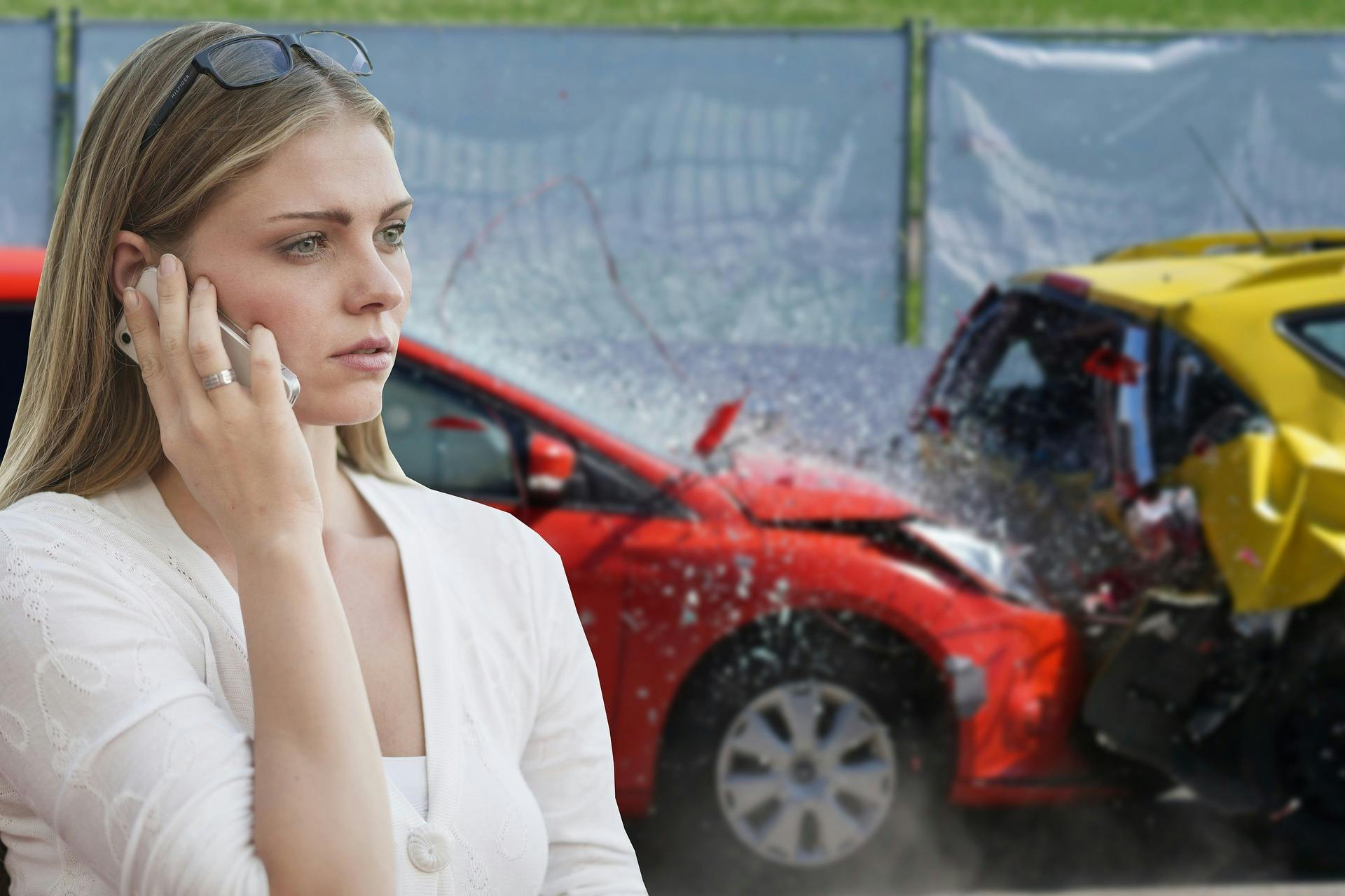 Femme au téléphone pour prévenir les secours devant un accident de voiture