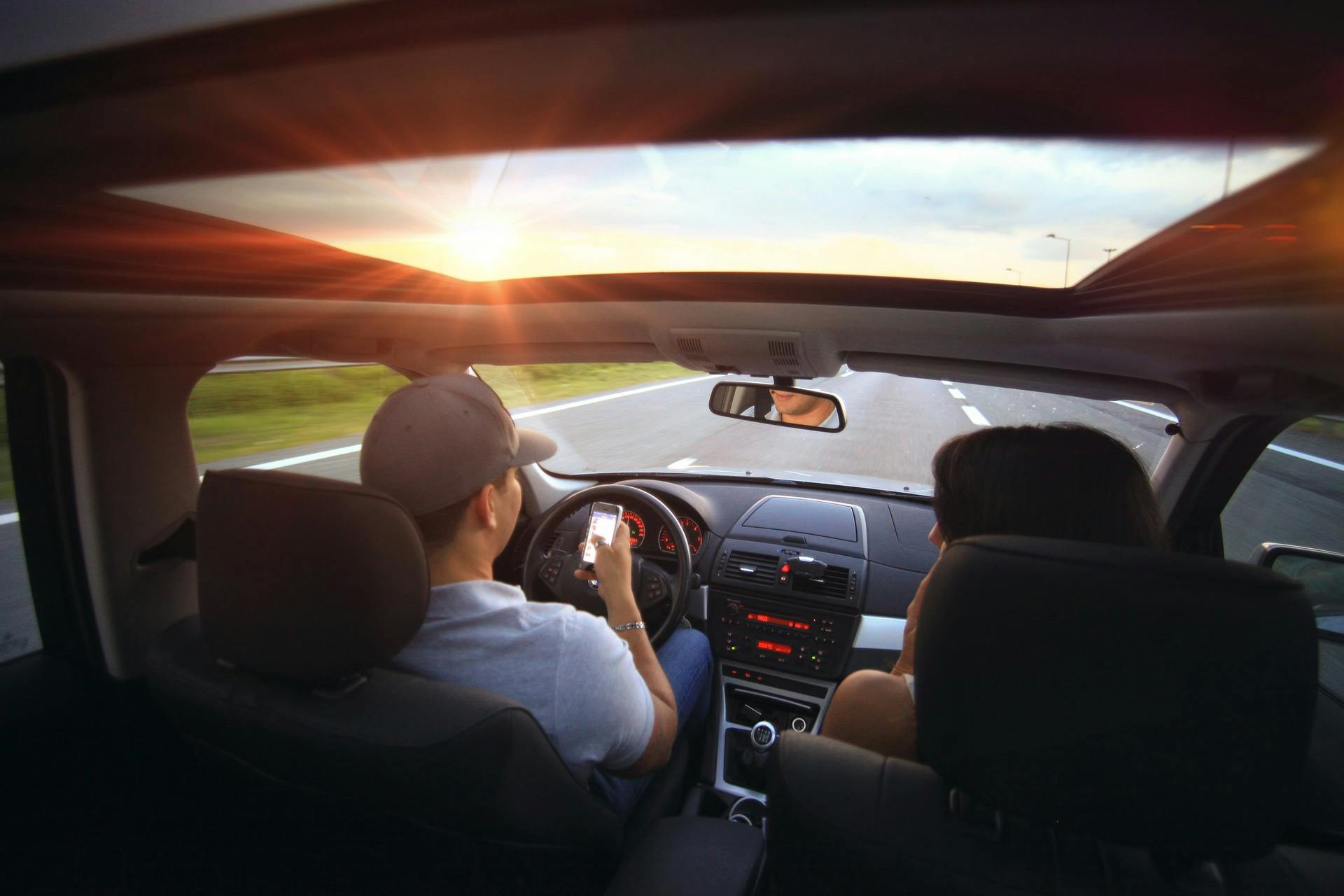 un automobiliste au volant de son véhicule