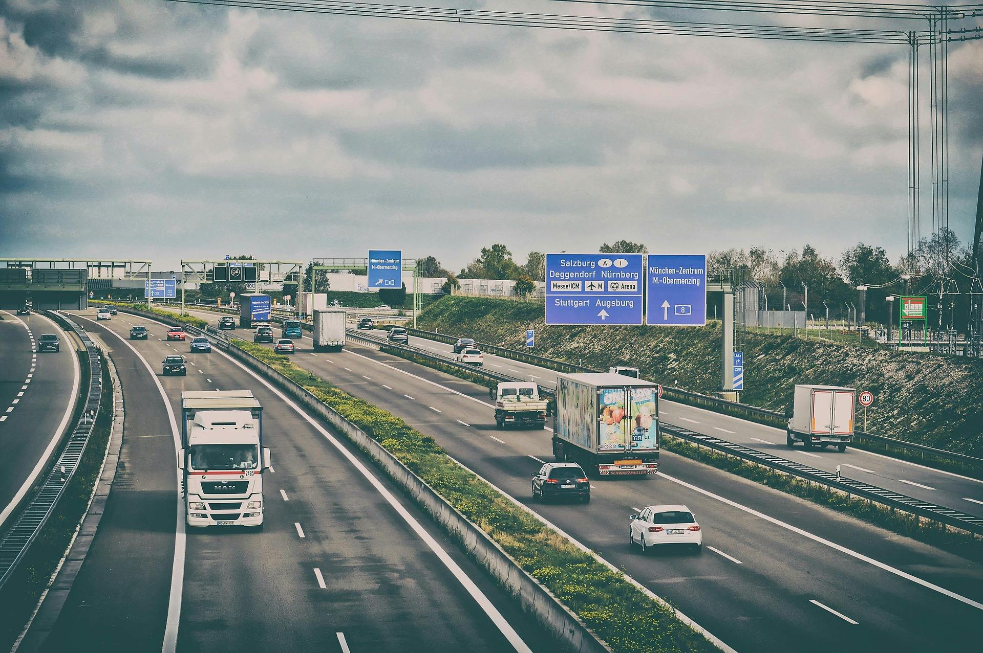 poids-lourds et véhicules sur une autoroute