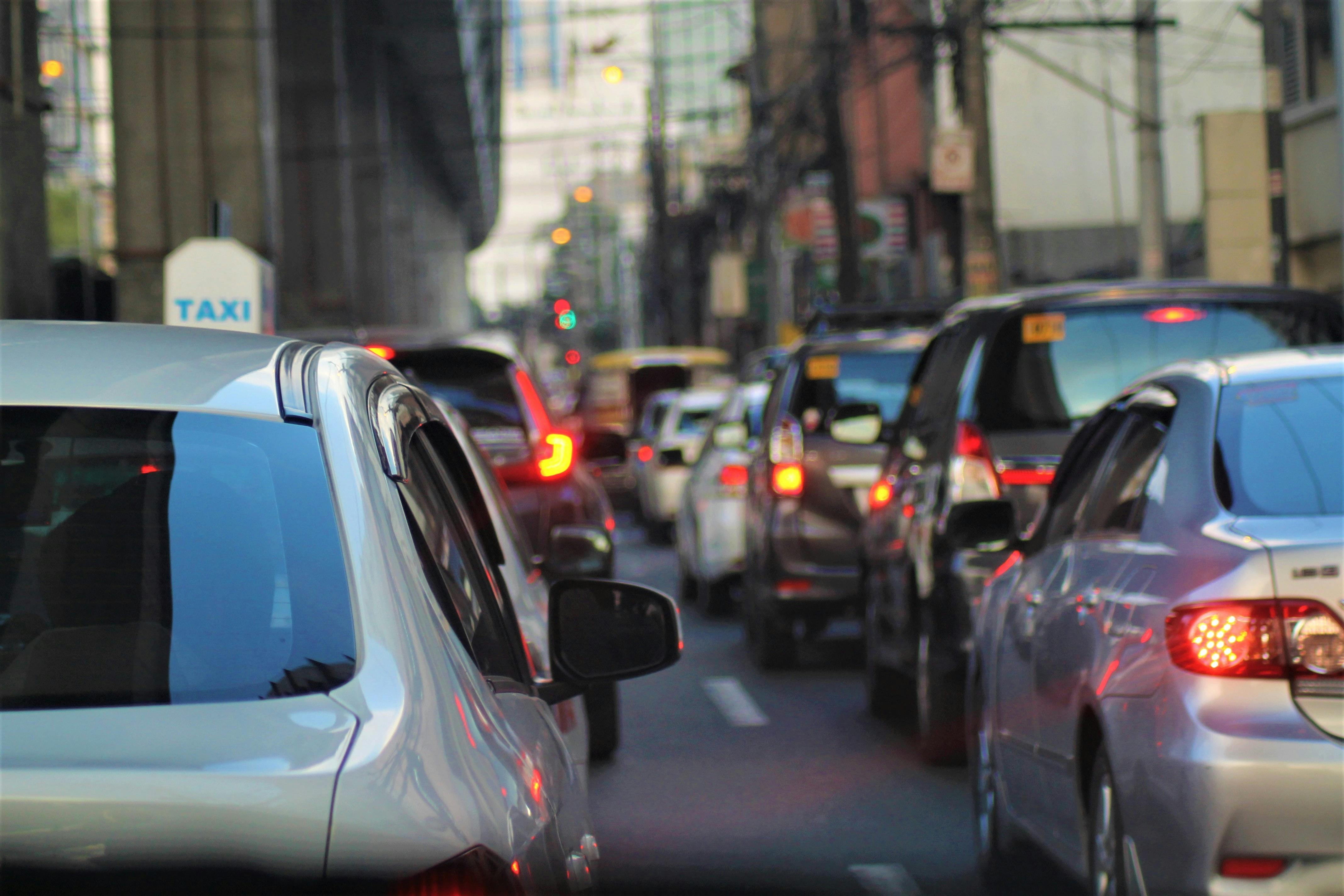 Des voitures à l'arrêt dans les bouchons