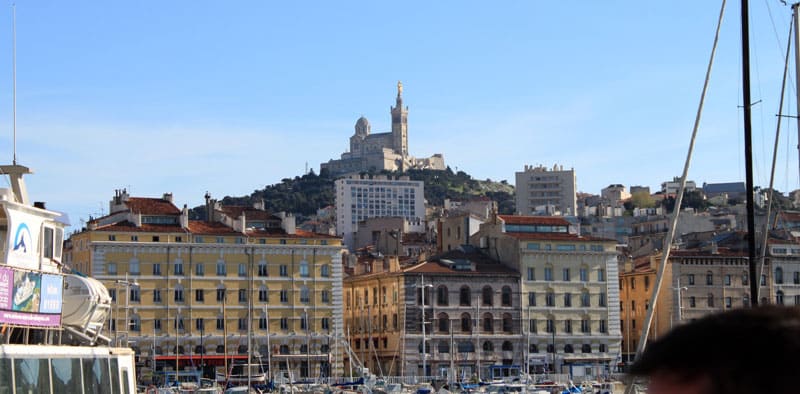 Panorama de la ville de Marseille avec Notre Dame de la Garde avec peu de trafic Marseille
