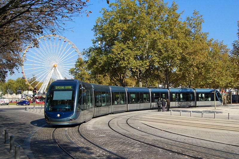 Le tram de Bordeaux devant des arbres