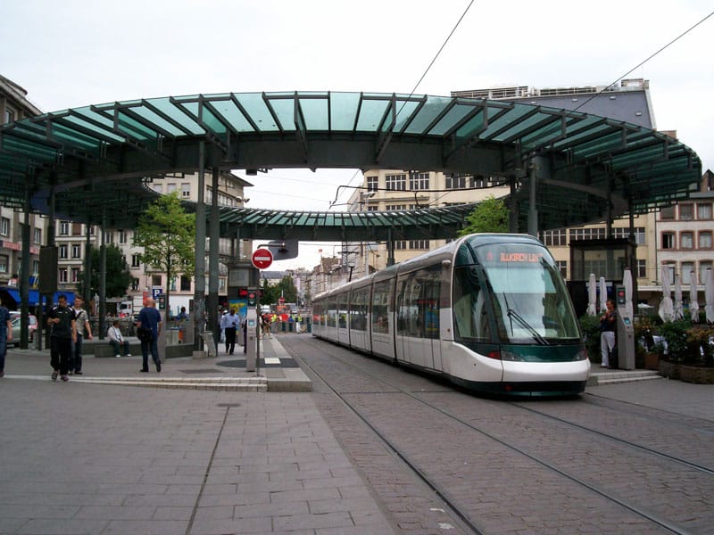 Vue du tram de Strasbourg avec du trafic Strasbourg
